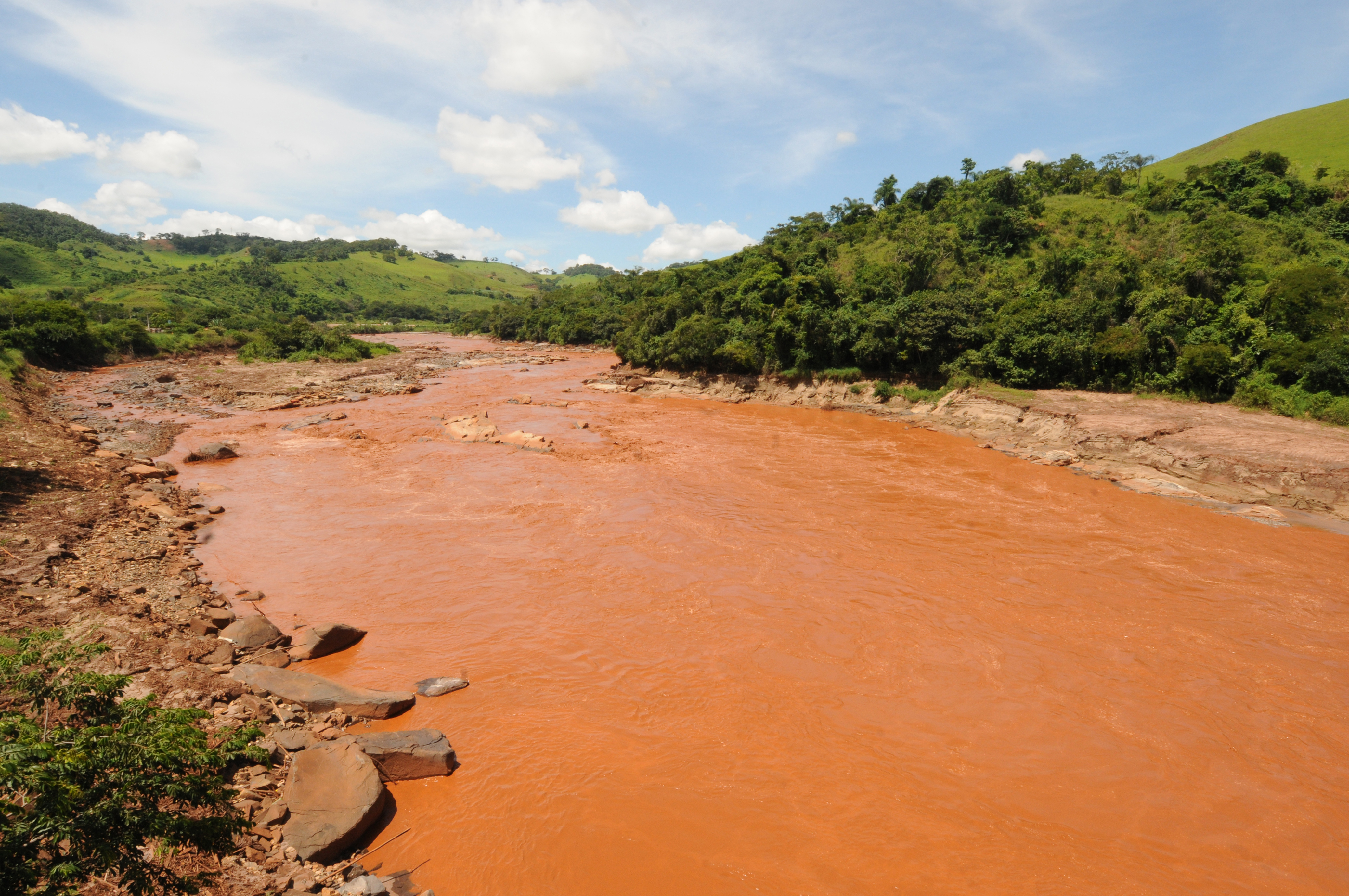 Ibama diz que Samarco não cumpriu prazo de limpeza da Barragem de Candonga - Túlio Santos/EM/D.A. Press